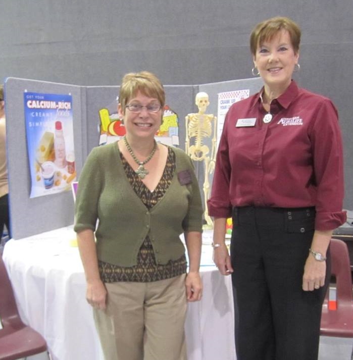 Master Wellness Volunteer, Susie Faltesek, assists Extension Agent, Johanna Hicks with a nutrition exhibit at the 2015 Senior Expo.