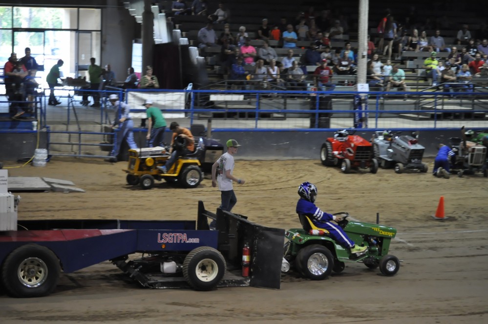 Help a Child Tractor pull 201714