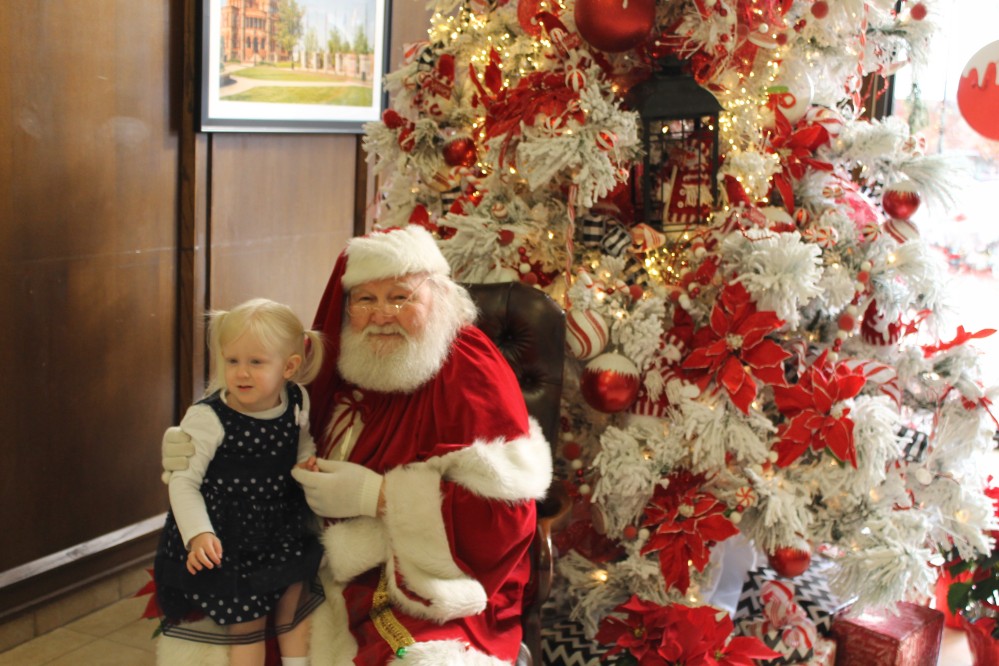 Santa Visits Alliance Bank 2017 3