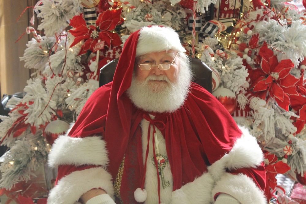 Santa Visits Alliance Bank 2017 4