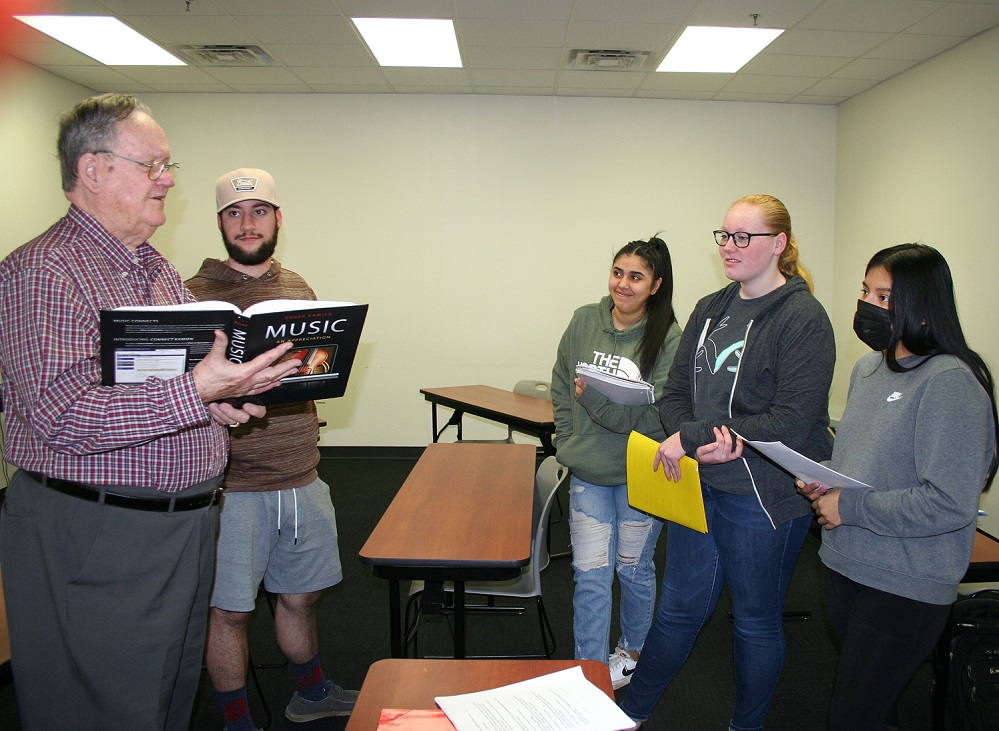 Paris Junior College Sulphur Springs Center Music Instructor Richard Shanks talks to PJC music students