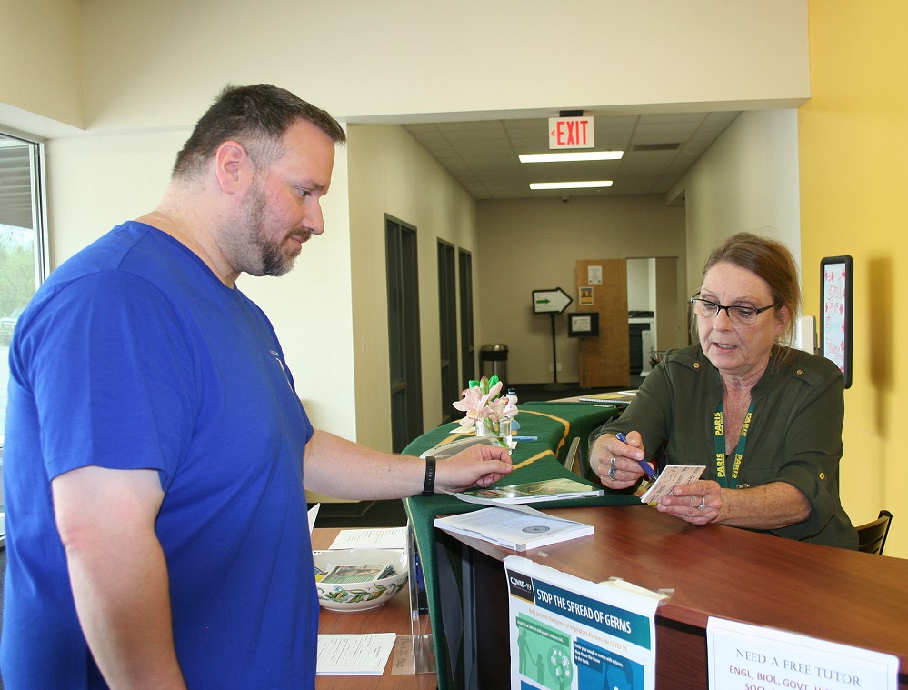 PJC SSpgs Harris, Dana register Stephen Harris of Yantis begins his enrollment