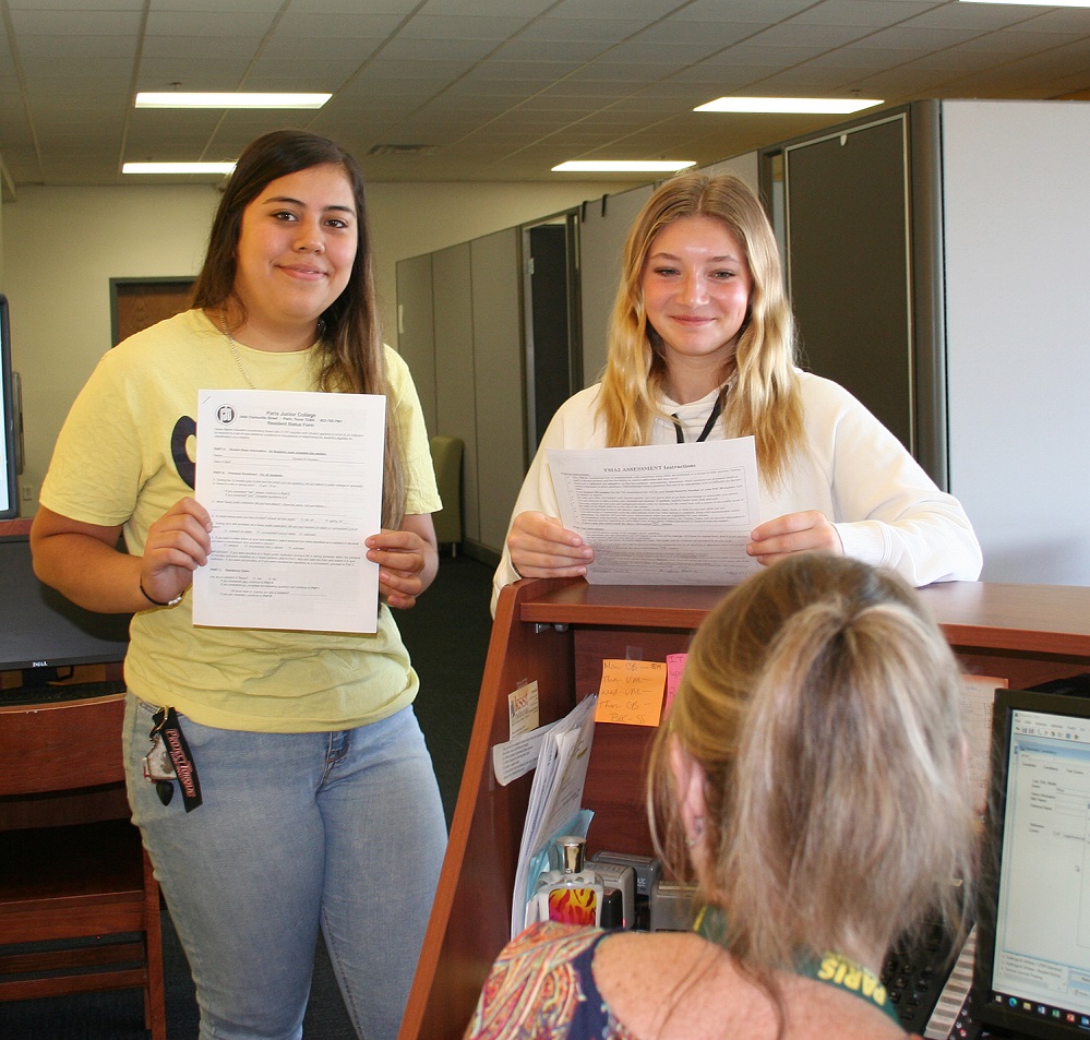 Paris Junior College students enrolling for fall 2023 Dana