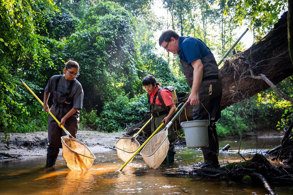 M25187 - Crayfish Research East Texas A&M By Patrick C. Harrison III Marketing and Communications